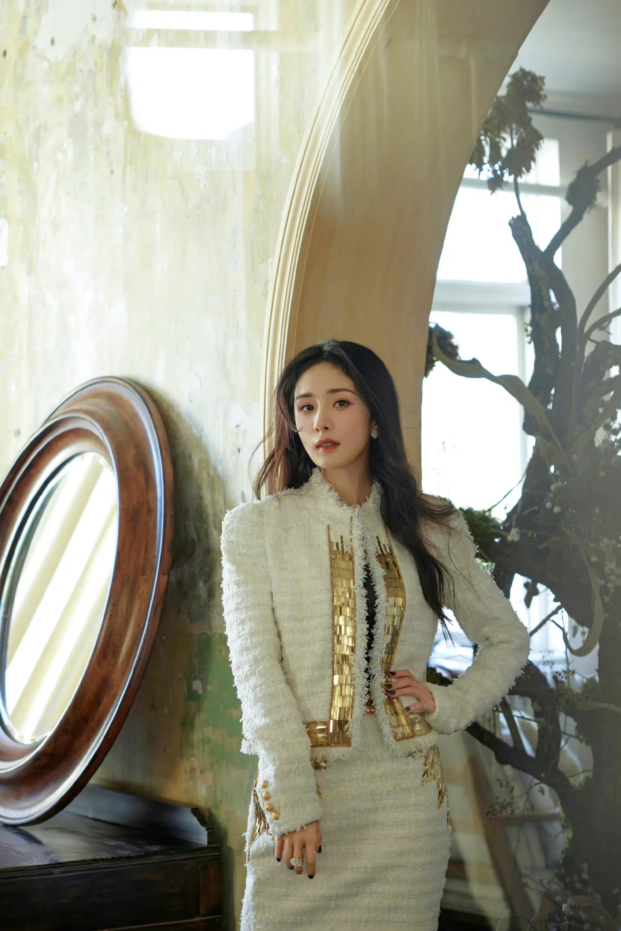 杨幂最新写真大片,身穿白色小香风套装,大秀美腿,优雅迷人|杨幂|套装