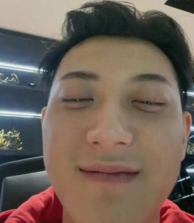 黄子韬直播忘开美颜素颜状态引热议粉丝人间真实黄子韬