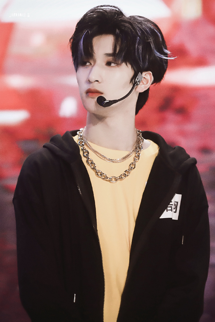 严浩翔挑染蓝发造型