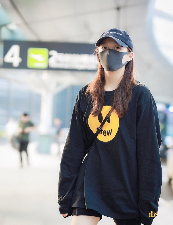 原创关晓彤穿黑色卫衣搭配热裤又美又亮实力诠释人美穿啥都好看