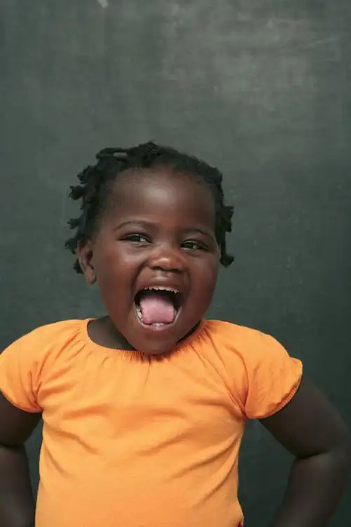 西方人,儿童,脸,头,脸颊,一个人,站,笑,大笑,竖图,室内,白天,正面