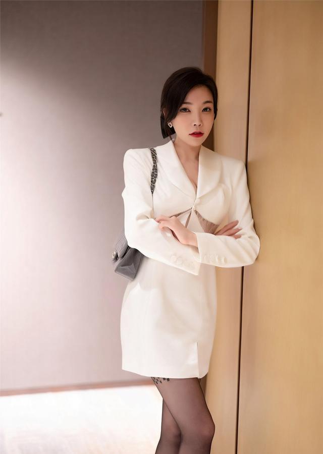 精致干练的西服裙,穿出自信的优雅气质,让你成为职场女性的焦点