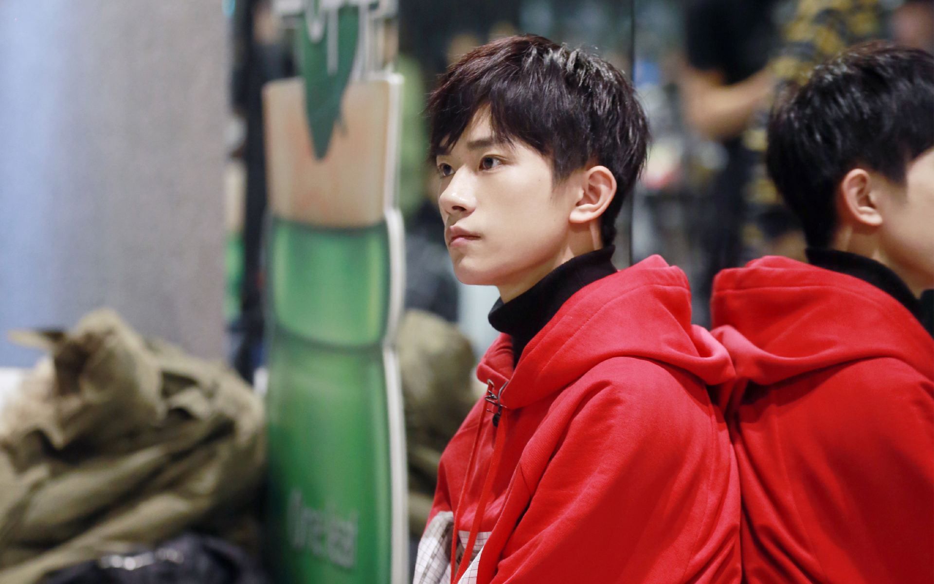 易烊千玺过安检的时候,被强行摘掉帽子,在场的所有人在爆笑!