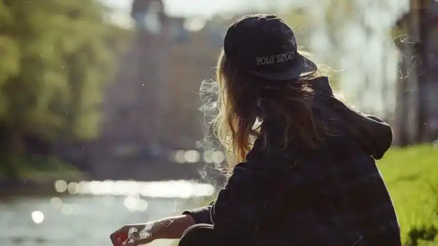 一个人雨中打伞孤单背影伤感图片