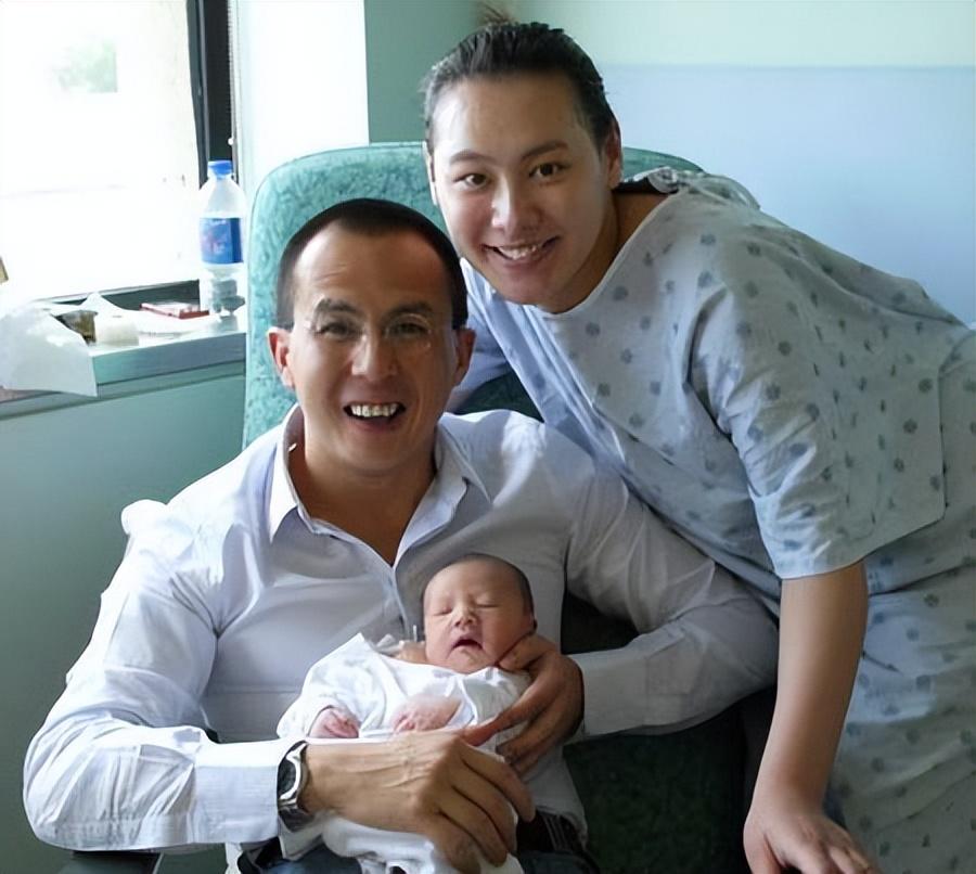 一年后梁洛施再度怀孕,一举生下一对双胞胎男孩,虽然她有三个男孩傍身