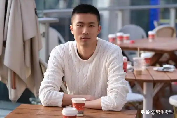 30岁男生别只会剪"板寸",试试这6款潮流发型,干净帅气有魅力