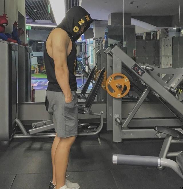 22岁健身小哥哥,腹部肌肉清晰可见,这样的身材是标配还是高配?