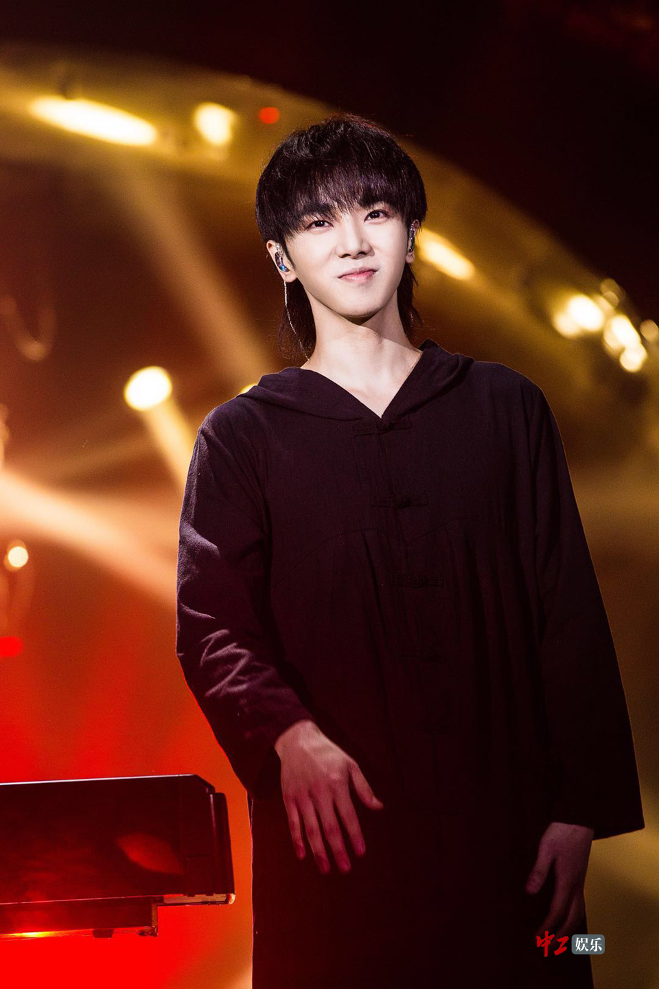 歌手2018华晨宇赤足重编假行僧单件乐器撑全场贯彻极简主义
