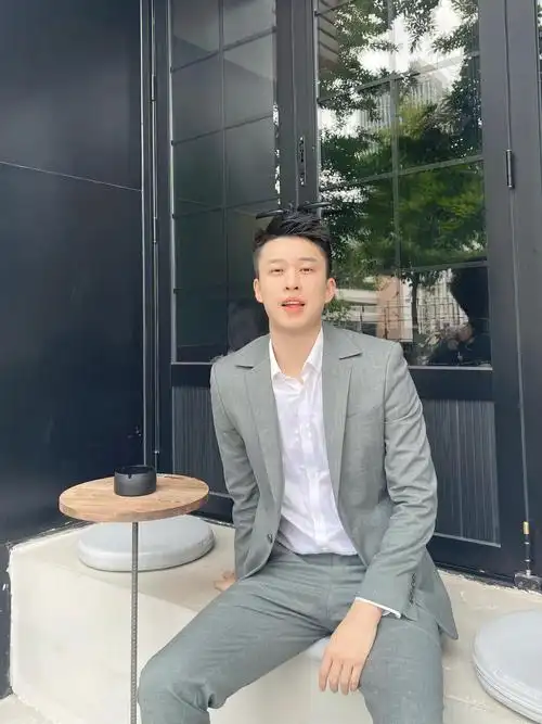 说来听听#职场通勤穿搭  #西装裤  #正装皮鞋