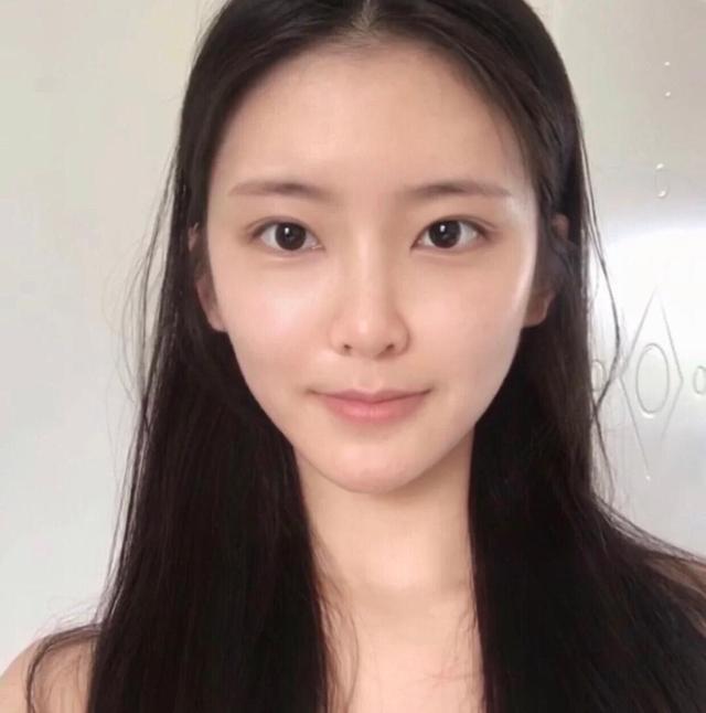 素颜好看的女人,都少不了这4个特征,是天生的清纯"少女脸"!