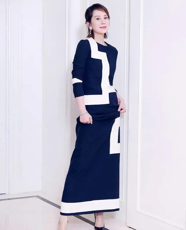 原创原创42岁的女演员海清一袭蓝白几何裙优雅出席高级感赢过话题明星