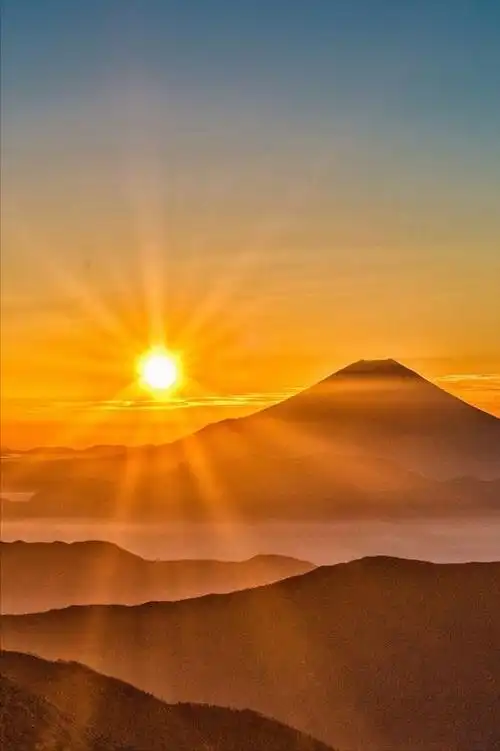 光芒万丈的,只有太阳