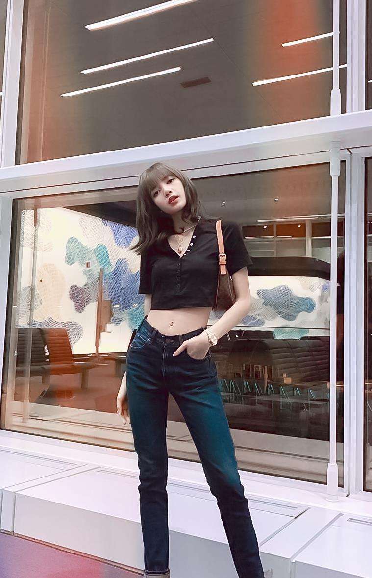 原创lisa真会穿!露脐t恤 牛仔裤,时髦又高级,这身材确实很赞