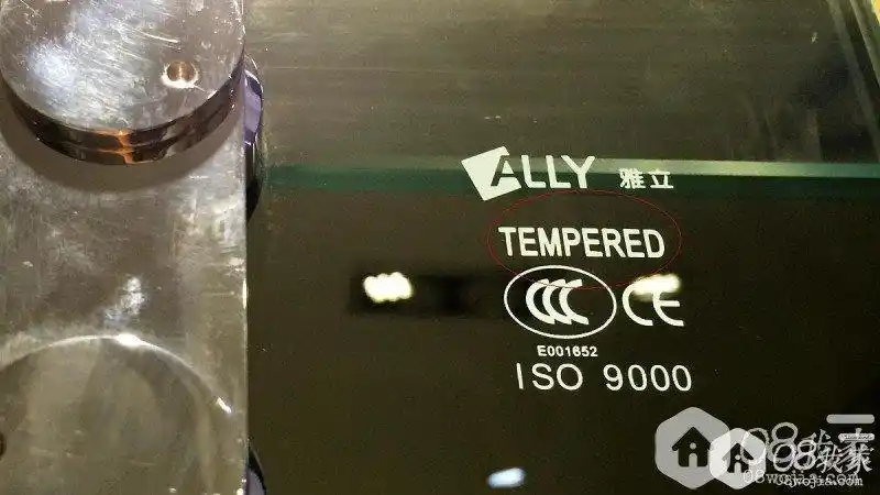 钢化处理,有车的朋友可以看一些车玻璃上看会有一个英文标志"tempered