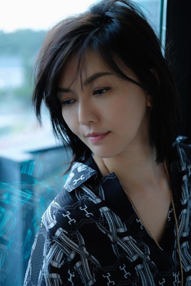 孙燕姿穿黑色印花套装现身线上见面会,笑容率真温柔十足