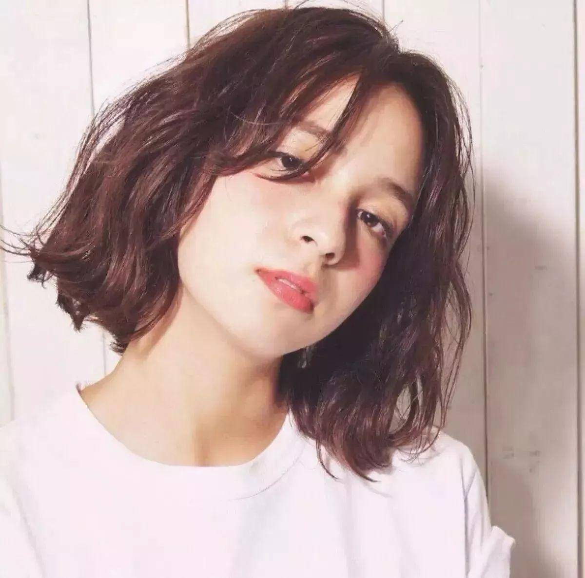 适合四十岁女人的4款减龄烫发,时髦显气质,看着就比同龄人年轻_头发