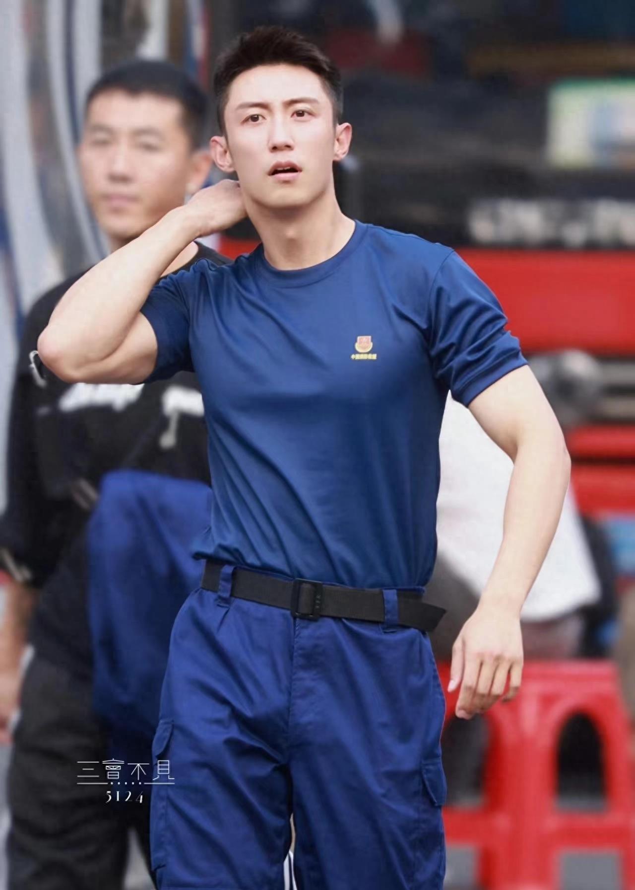 有一种尴尬叫扮演消防员,如果把黄景瑜和杨洋放在一起,差距就出现了