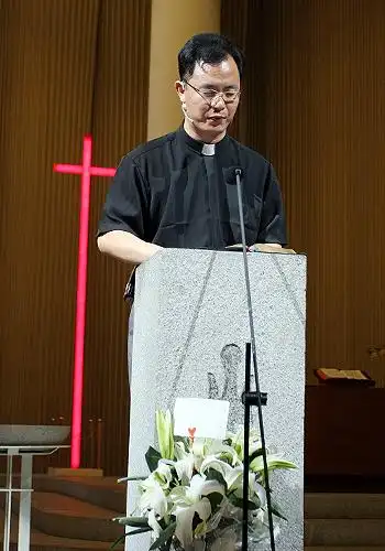 范国兴牧师带领会众一同祷告