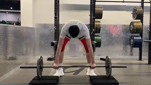 自嘲周琦晒力量房举重举不起杠铃对比武状元苏乞儿举重失败场景