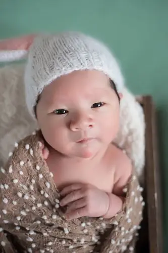 汉堡第五天,芝麻开门摄影社上门来拍月子照,小汉堡非常合作.