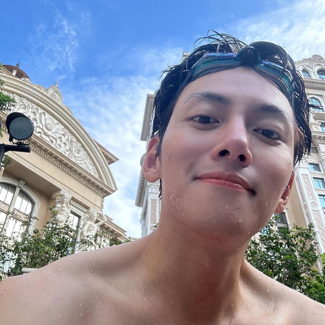 池昌旭到澳门游玩. 晒泳池照片,腹肌八块,身材极好.