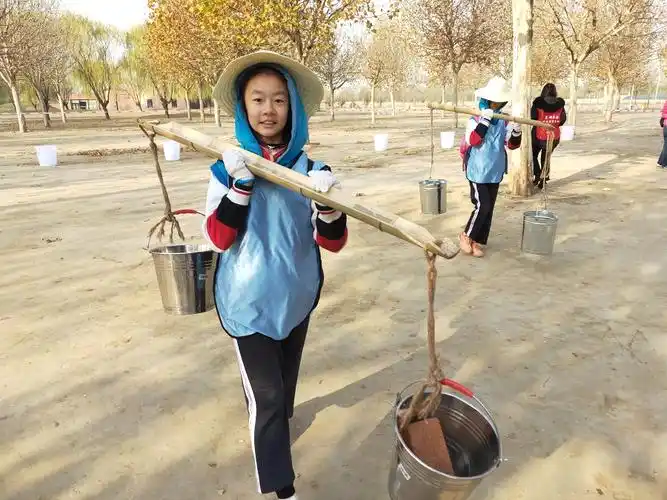 帝景分校学生体验扁担挑水