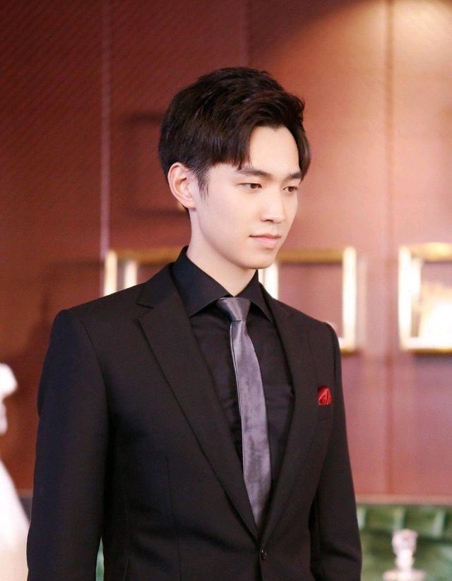 《炮灰攻略》中的男主还是还很帅的,严禹豪的现代装很有特点