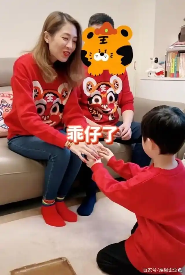 陈敏之晒拜年视频,大7岁富商老公罕出镜,5岁爱子孝顺跪地敬茶