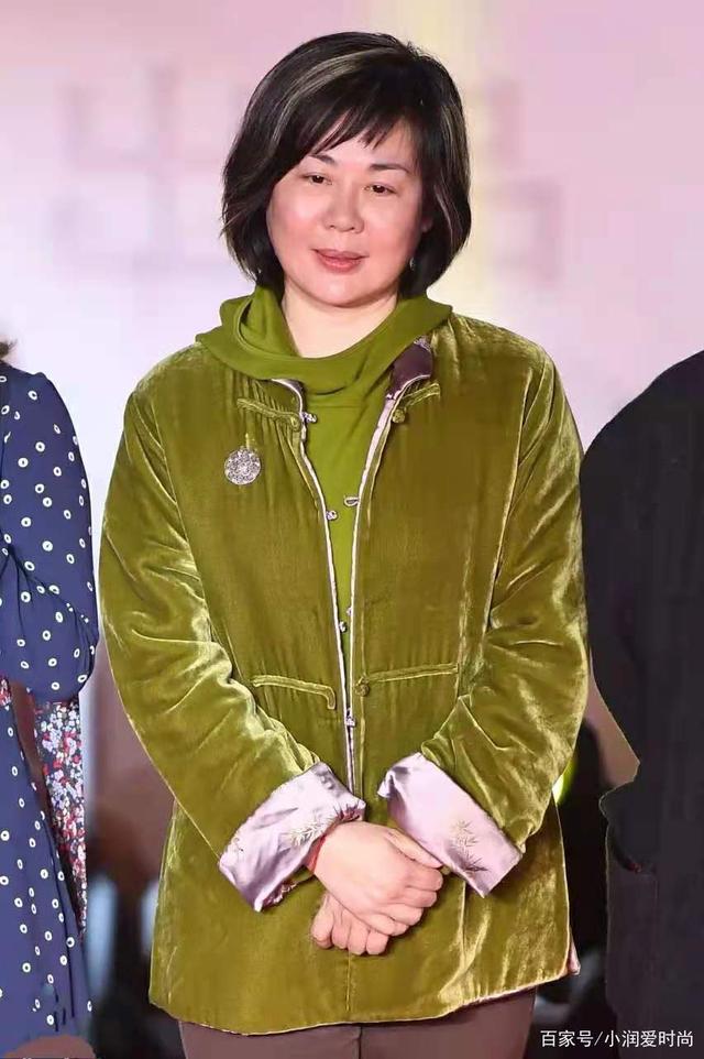 58岁丛珊胖了也好会穿,大衣搭蕾丝裙时髦阔太,妈妈们照穿很贵