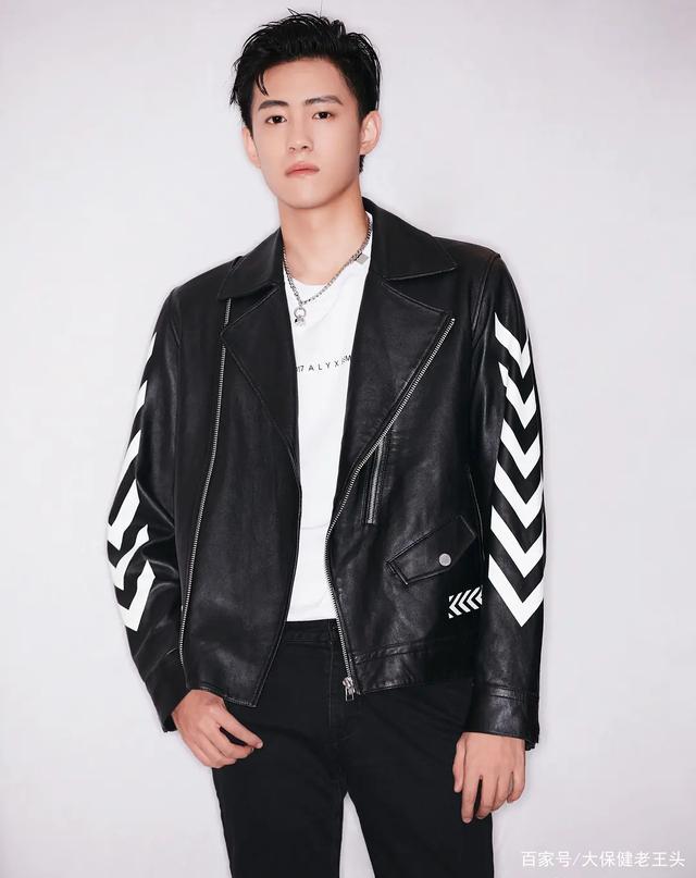 1994年出生,中国辽宁男艺人晏紫东