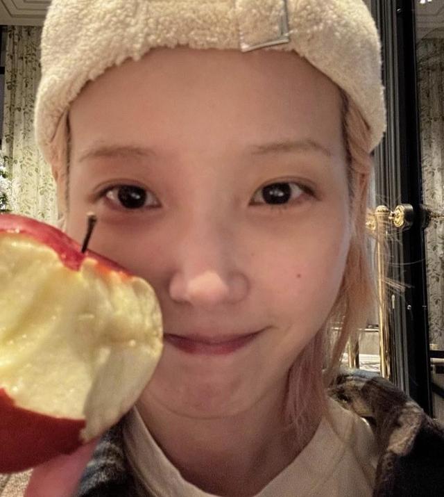 韩国人气女星iu李知恩受代言品牌之邀出席男装周,一连在社群po出多张