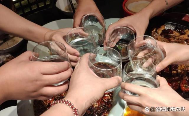 为什么年轻人抵触酒桌文化?其实不是不爱喝酒,主要是抵触这3样