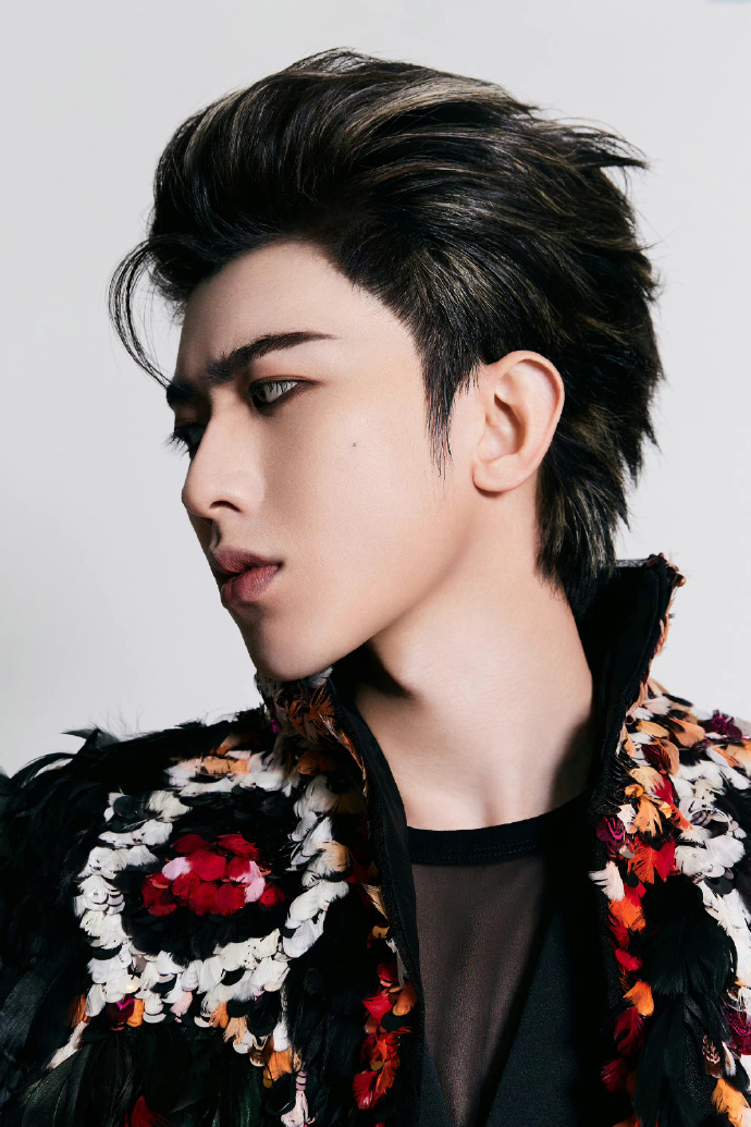 蔡徐坤高定斗篷全球首穿