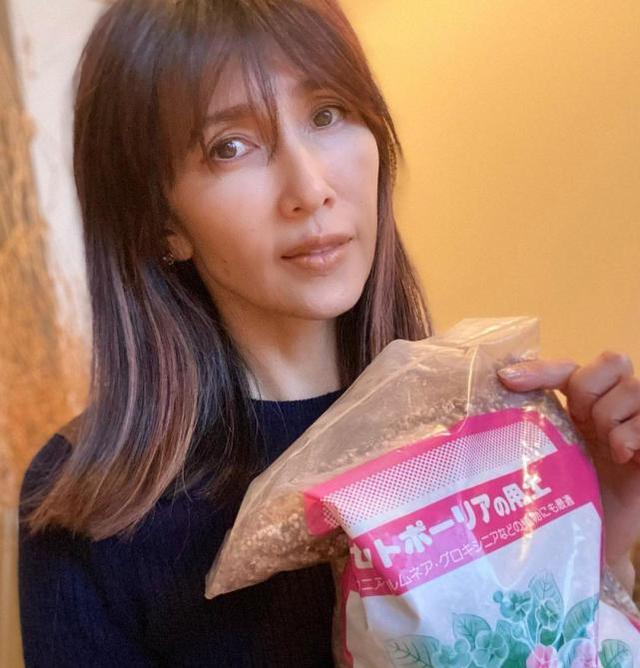 50岁工藤静香事故后首晒照,素颜出镜显憔悴,危机处理如教科书般