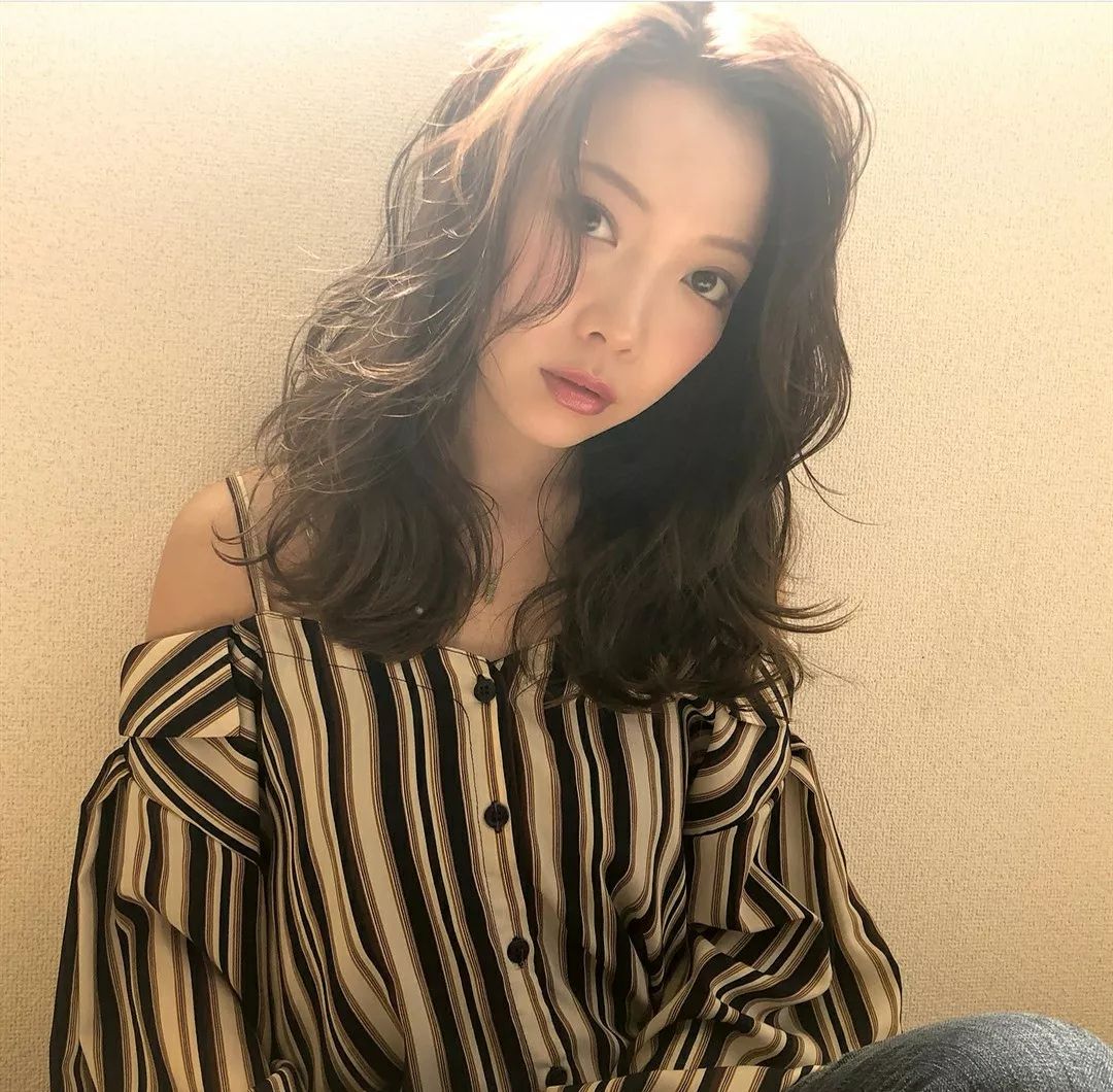 今天我们来看一组夏季超人气中长发卷发发型图片,最近有考虑换发型