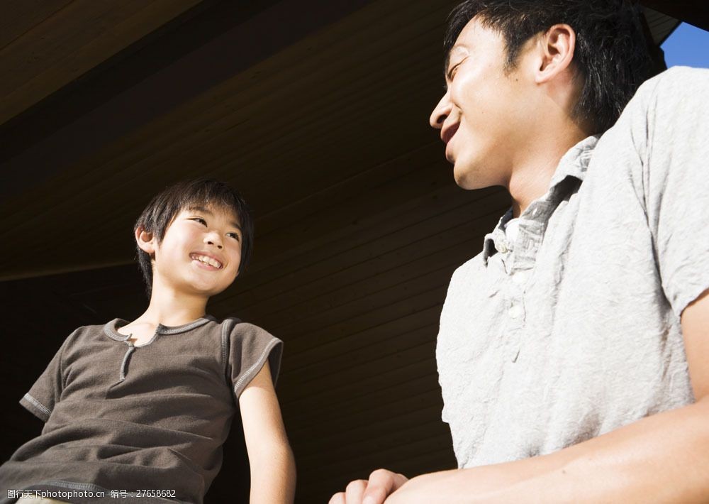 开心的小男孩与爸爸图片