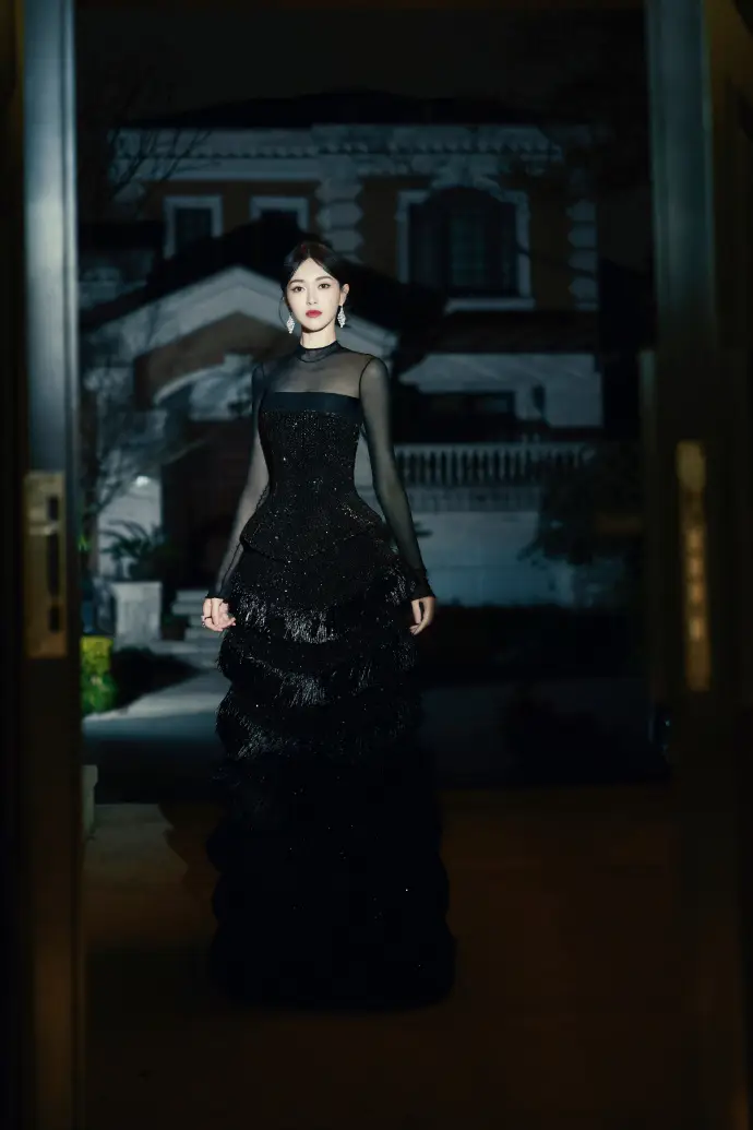 原创唐嫣分享美照白色高叉礼服宛如新娘黑色长裙英姿飒爽