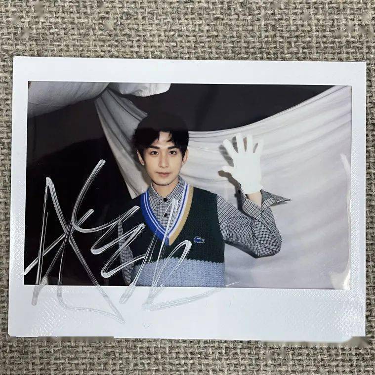 过年宠粉计划成毅签名照新年祝福