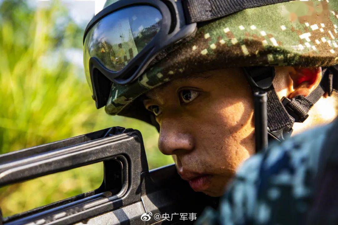 帅气兵哥哥!还不快看过来?