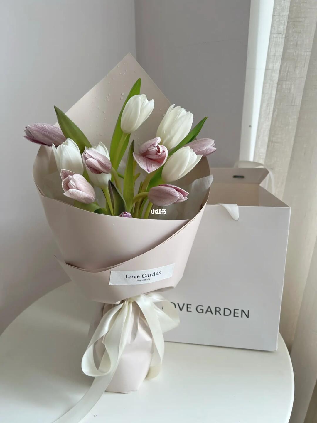 白色郁金香搭配布朗尼郁金香送妈妈花束巩
