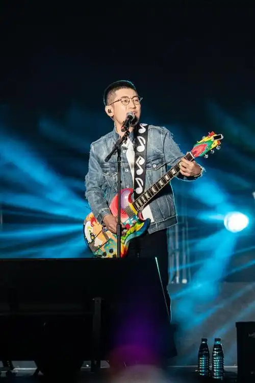 直击现场金志文走进高校迎新晚会与万名师生共迎新学期