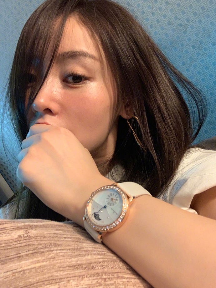 张天爱素颜自拍嘟嘴卖萌捧脸杀魅惑又性感