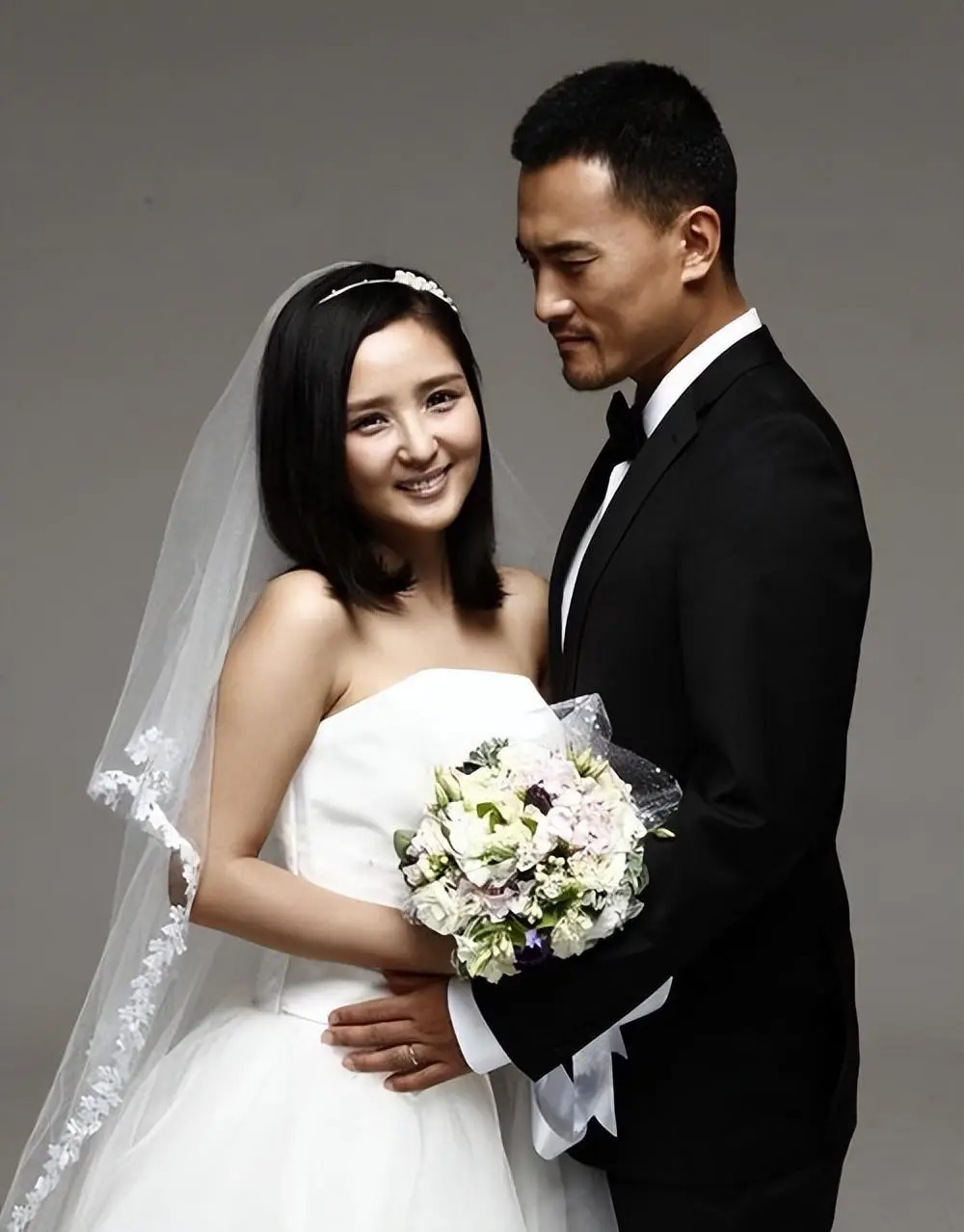 释小龙何洁分手11年后,一个身家过亿,一个捉襟见肘