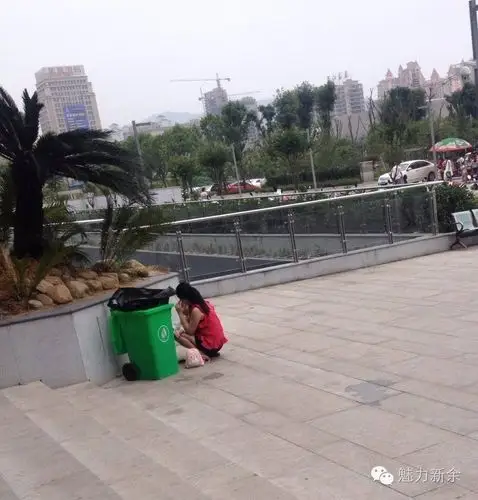 图书馆门口出现非常不文明现象-随地大小便