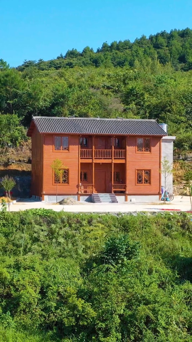 贵州发现一户人家,在大山上盖了一栋木房子,水泥路还直通到家门前,真