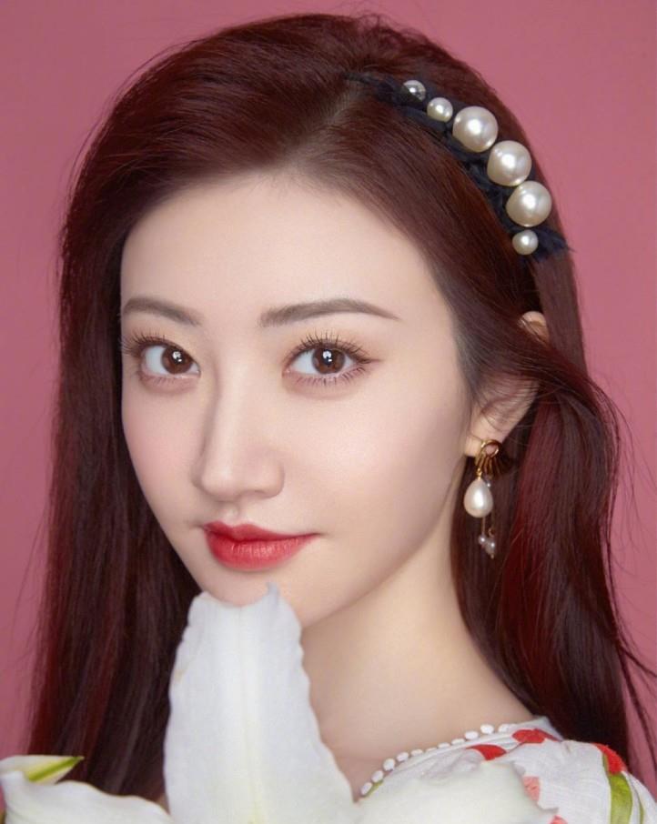 把埋的线拆掉了,重新做了修复,现在景甜的双眼皮比以前自然多了