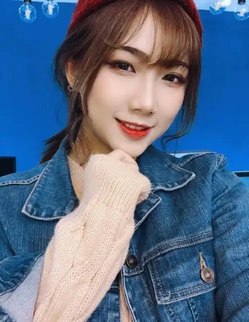 小姐姐钟婷长相可爱甜美而且酷似韩国明星能隐约看出朴信惠和尹