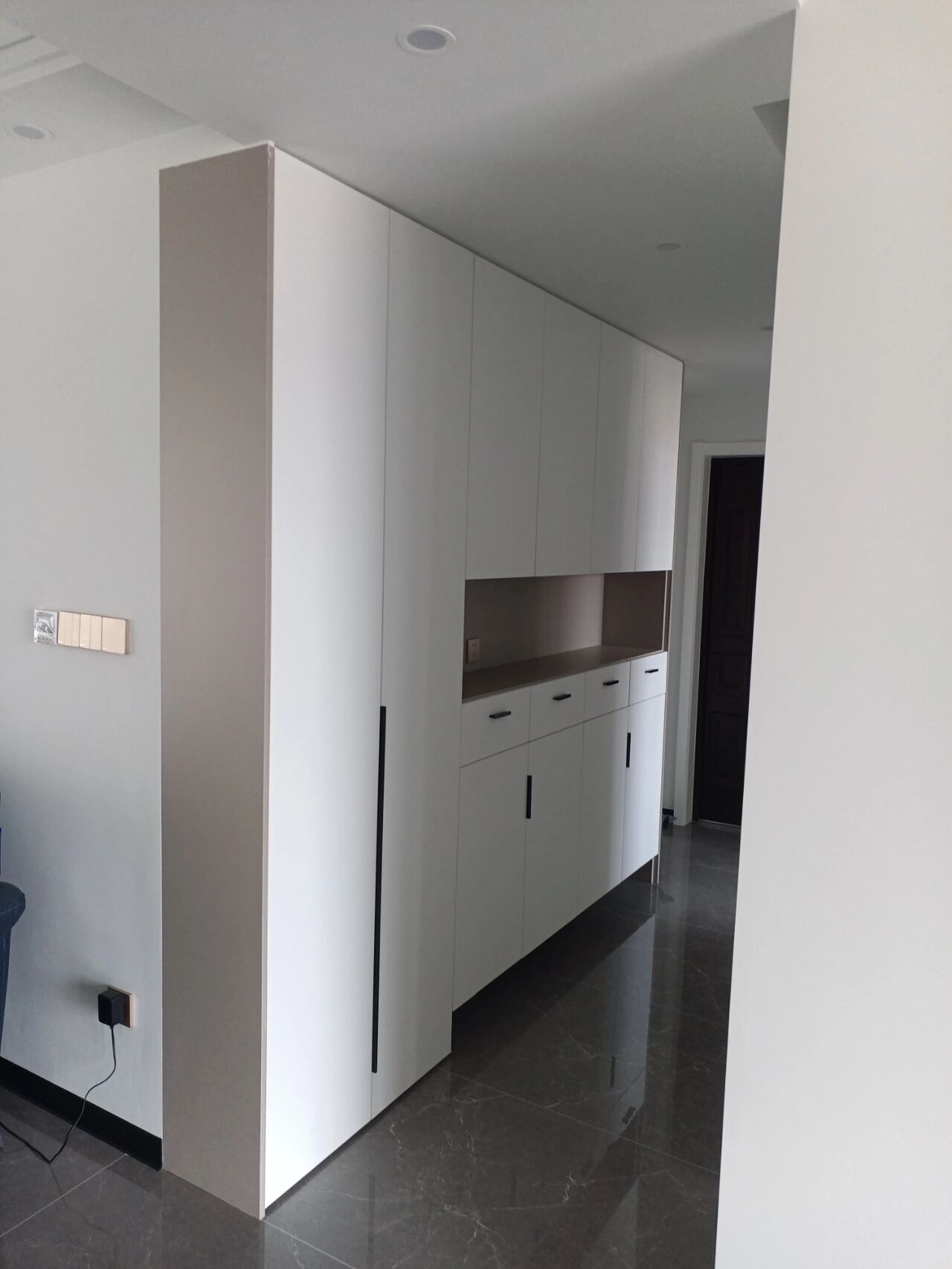 千年舟高雅灰柜体板与千年舟铂金进口tet雪山白柜门板完美结合!