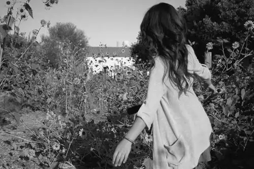 2016女生唯美意境图片 黑白忧伤背影