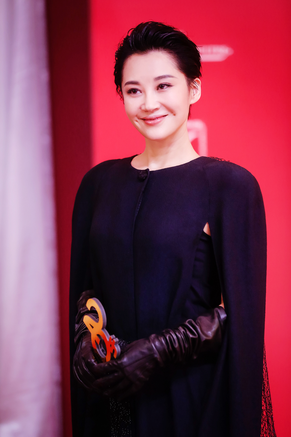 许晴飒气亮相上影节红毯 本届金爵奖唯一女评委